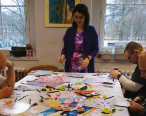 Arteterapeuta, sesja arteterapii grupowej, tworzenie masek karnawałowych