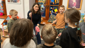 Zdjęcie prezentujące grupową sesję arteterapeutyczną