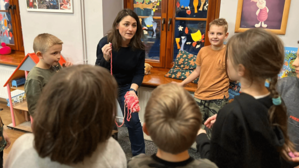 Zdjęcie prezentujące grupową sesję arteterapeutyczną