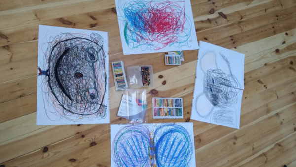 Zdjęcie przedstawiające obrazki rysowane do muzyki przez dzieci