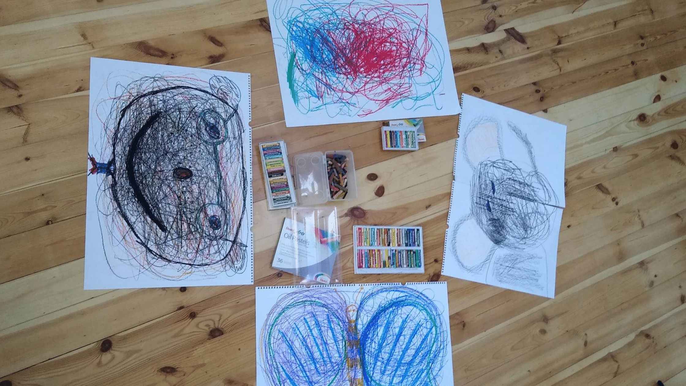 Zdjęcie przedstawiające obrazki rysowane do muzyki przez dzieci