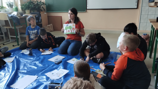 Zdjęcie przedstawiające arteterapeutkę podczas zajęć arteterapeutycznych w szkole