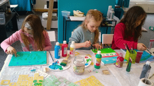 Zdjęcie przedstawiające dzieci biorące udział w warsztacie arteterapeutycznym