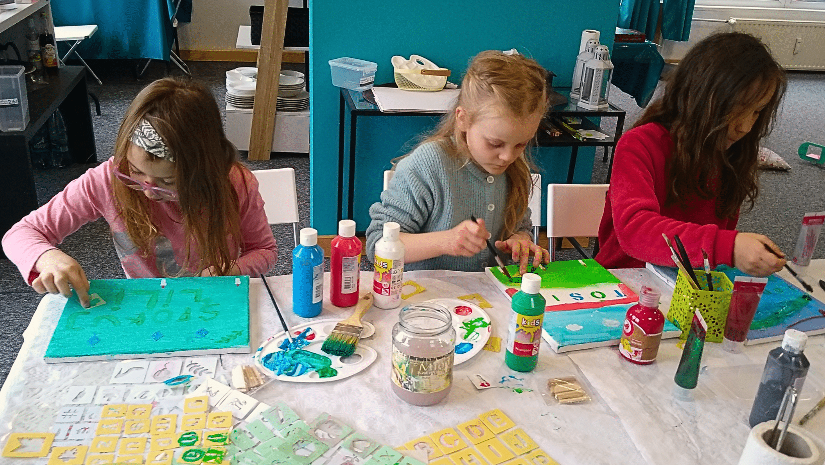 Zdjęcie przedstawiające dzieci biorące udział w warsztacie arteterapeutycznym