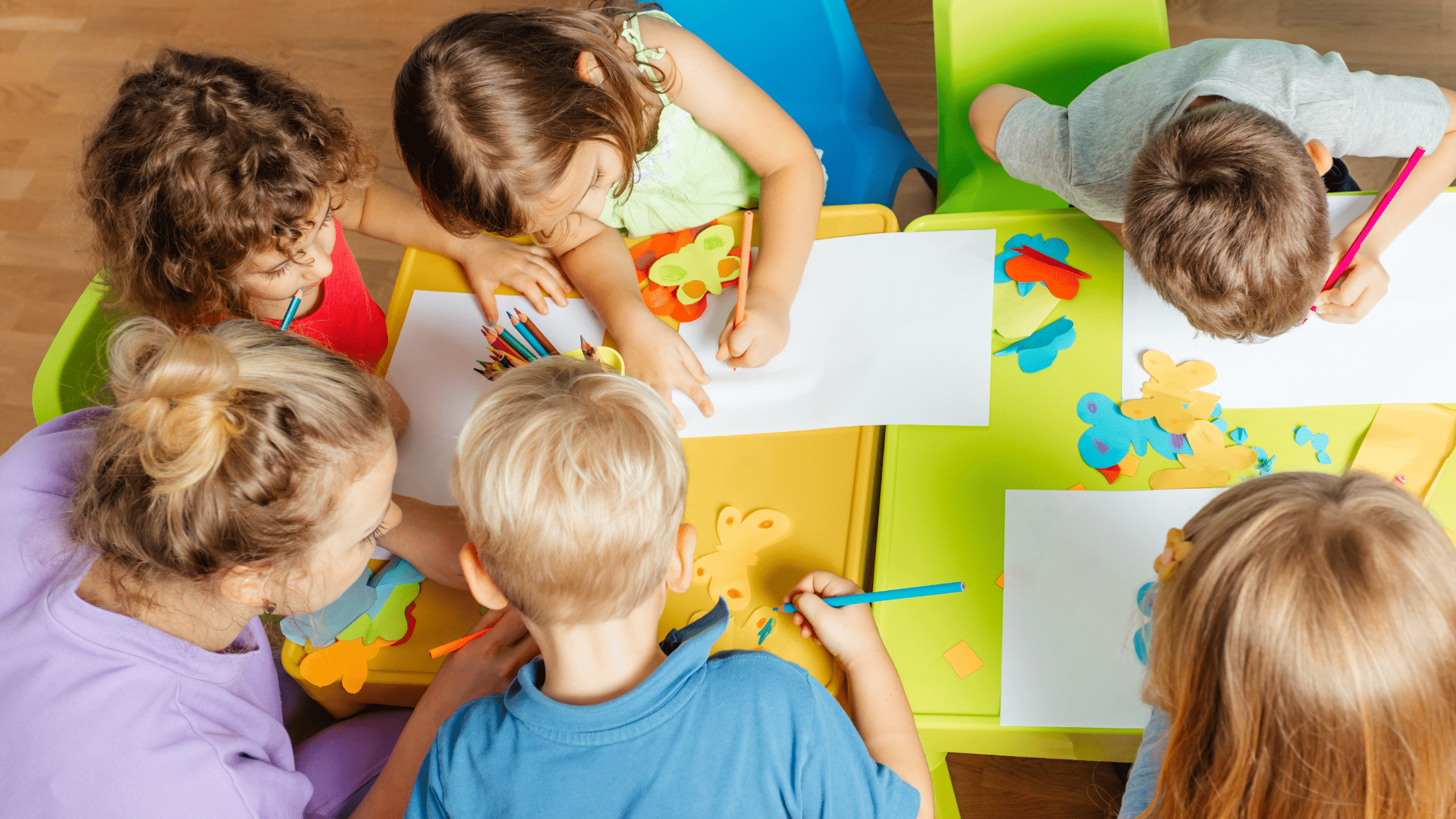 Zdjęcie przedstawiające kreatywną pracę z dziećmi.